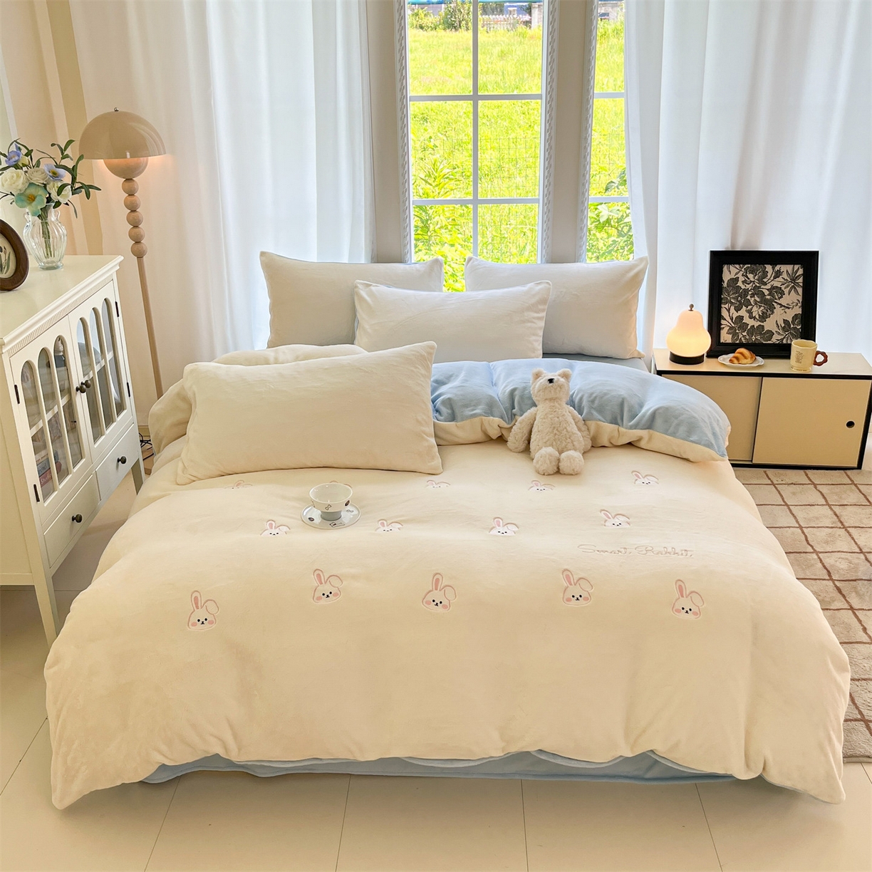 91家纺网 家纺一手货源 找家纺 云棉坊 2025新款高克重牛奶绒四件套-满绣系列 可爱兔-奶白蓝