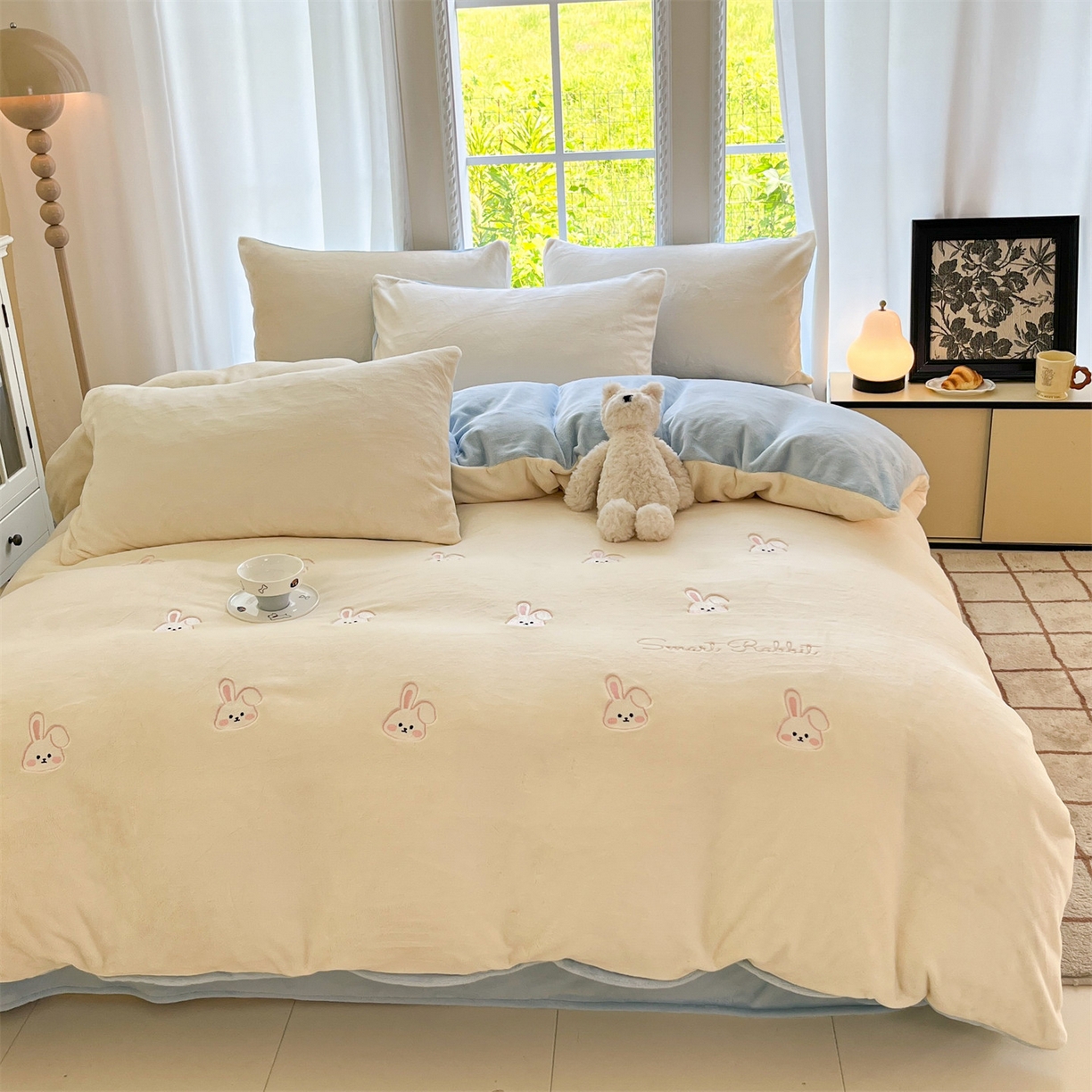 91家纺网 家纺一手货源 找家纺 云棉坊 2025新款高克重牛奶绒四件套-满绣系列 可爱兔-奶白蓝