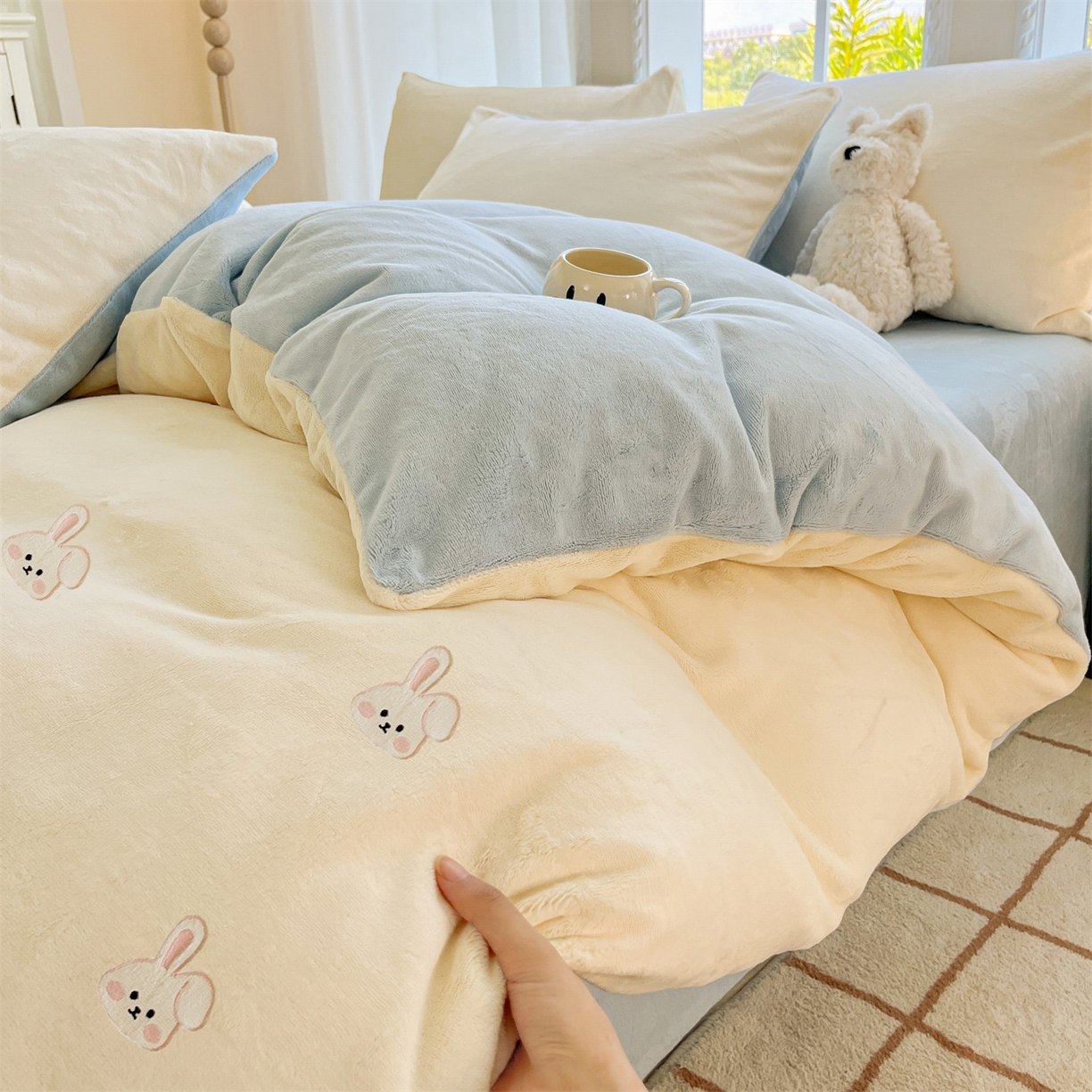 91家纺网 家纺一手货源 找家纺 云棉坊 2025新款高克重牛奶绒四件套-满绣系列 可爱兔-奶白蓝