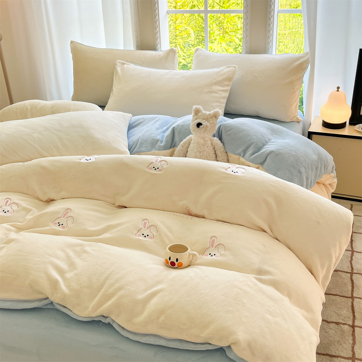 91家纺网 家纺一手货源 找家纺 云棉坊 2025新款高克重牛奶绒四件套-满绣系列 可爱兔-奶白蓝