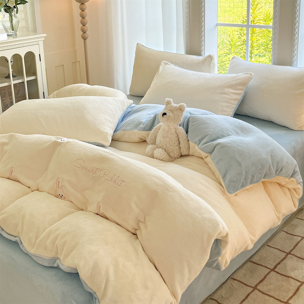 91家纺网 家纺一手货源 找家纺 云棉坊 2025新款高克重牛奶绒四件套-满绣系列 可爱兔-奶白蓝