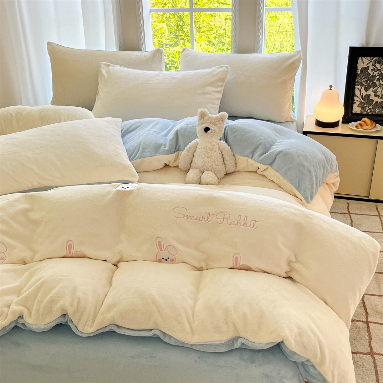 91家纺网 家纺一手货源 找家纺 云棉坊 2025新款高克重牛奶绒四件套-满绣系列 可爱兔-奶白蓝