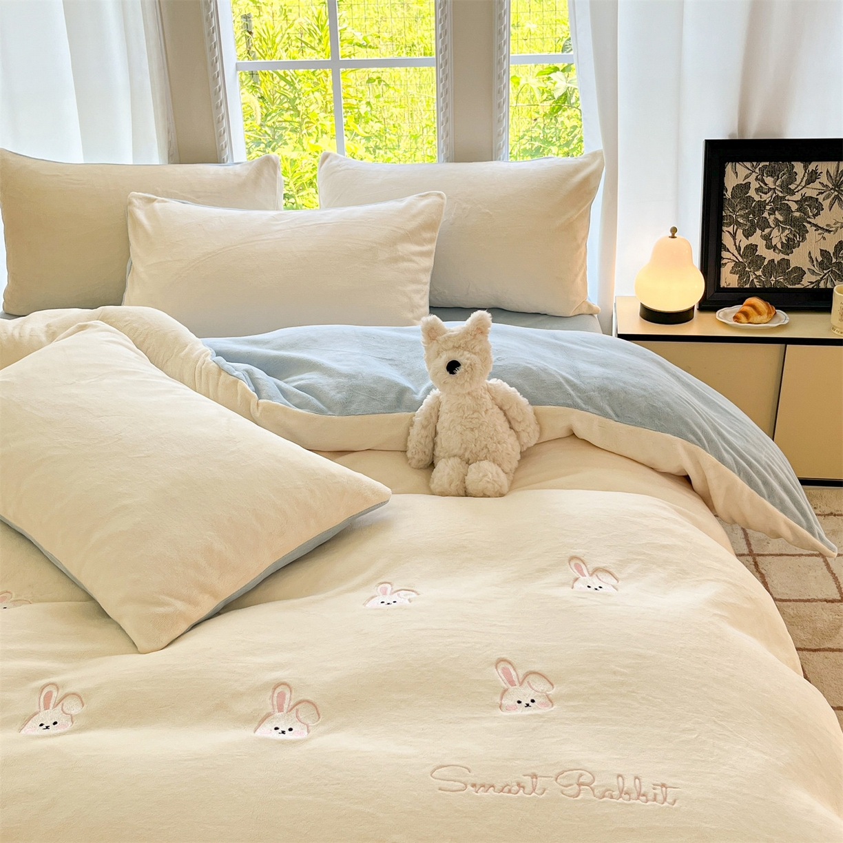 91家纺网 家纺一手货源 找家纺 云棉坊 2025新款高克重牛奶绒四件套-满绣系列 可爱兔-奶白蓝