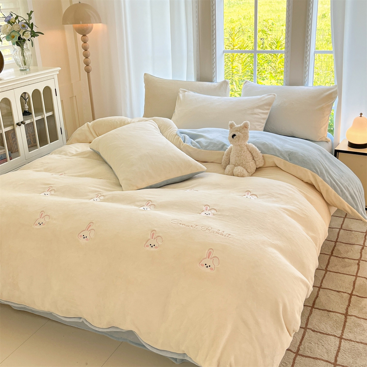 91家纺网 家纺一手货源 找家纺 云棉坊 2025新款高克重牛奶绒四件套-满绣系列 可爱兔-奶白蓝