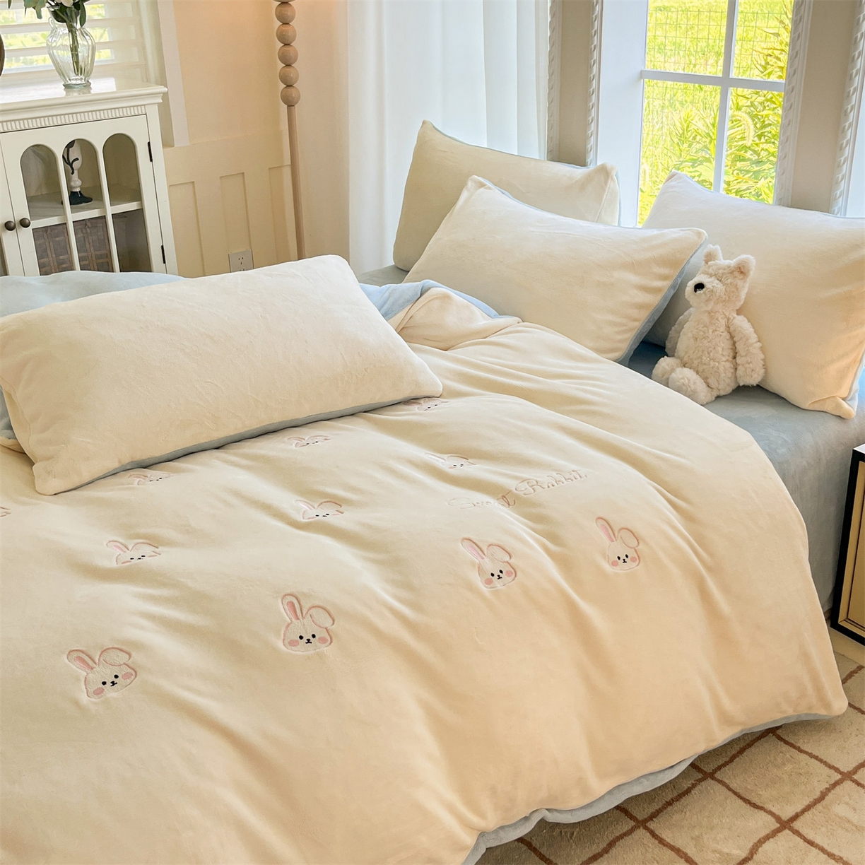 91家纺网 家纺一手货源 找家纺 云棉坊 2025新款高克重牛奶绒四件套-满绣系列 可爱兔-奶白蓝