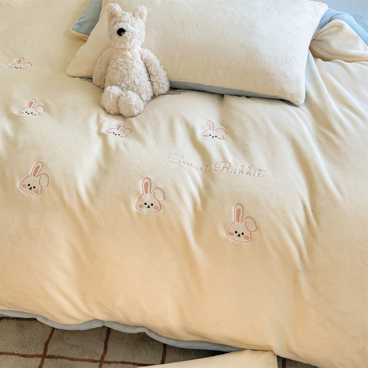 91家纺网 家纺一手货源 找家纺 云棉坊 2025新款高克重牛奶绒四件套-满绣系列 可爱兔-奶白蓝