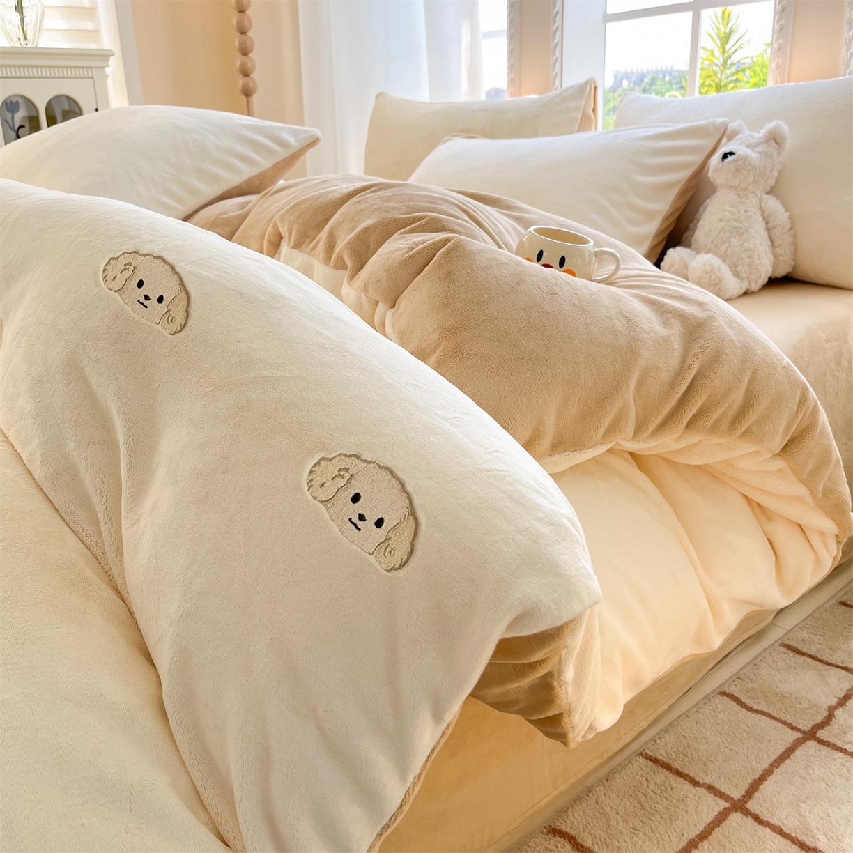 91家纺网 家纺一手货源 找家纺 云棉坊 2025新款高克重牛奶绒四件套-满绣系列 毛毛狗-奶白咖