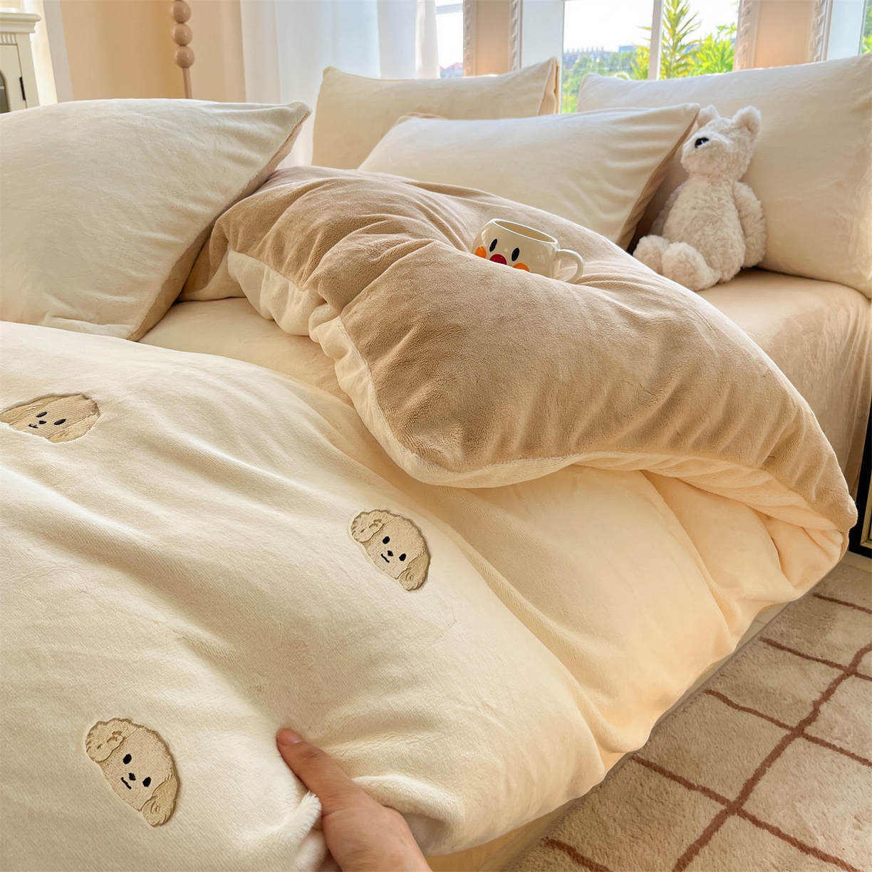 91家纺网 家纺一手货源 找家纺 云棉坊 2025新款高克重牛奶绒四件套-满绣系列 毛毛狗-奶白咖