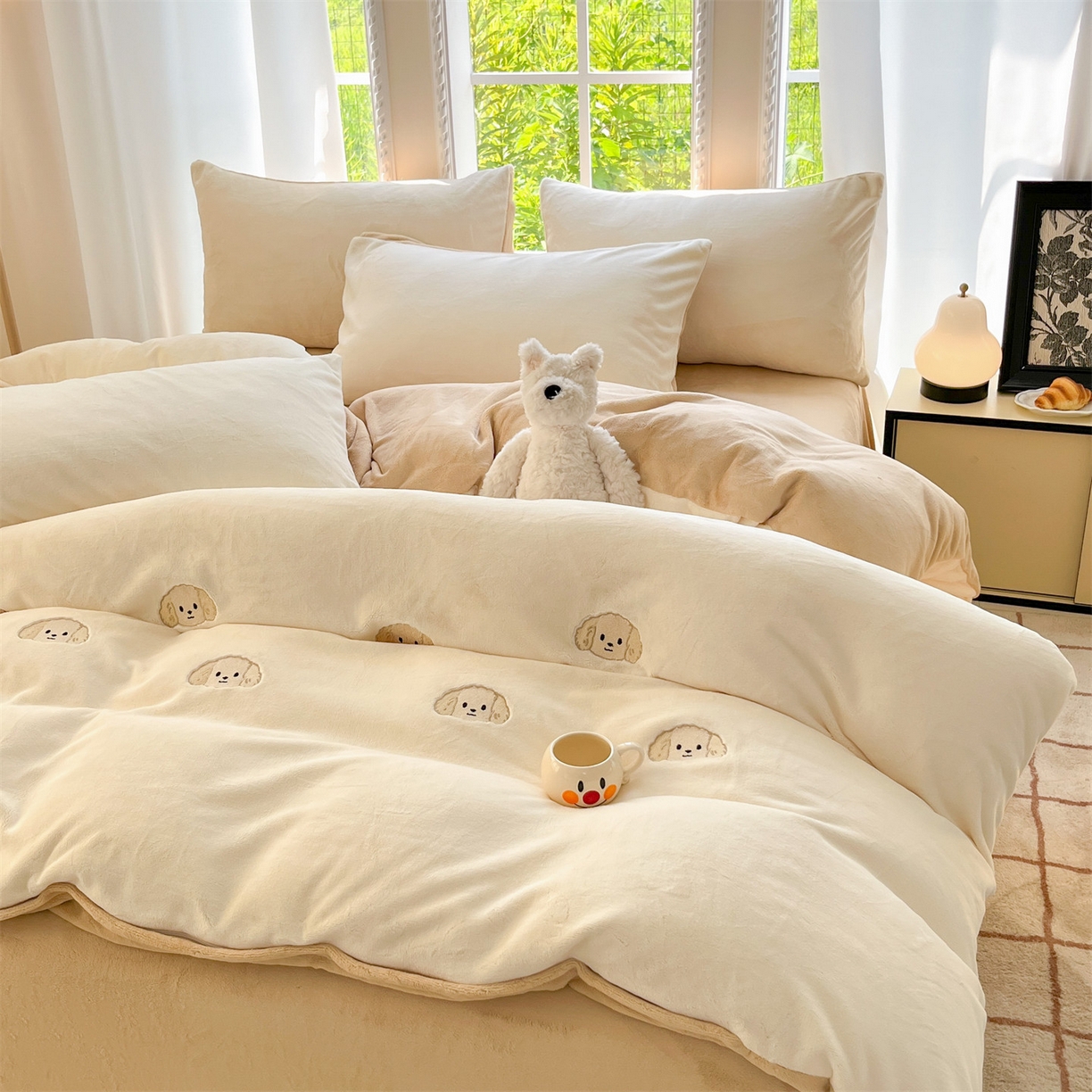 91家纺网 家纺一手货源 找家纺 云棉坊 2025新款高克重牛奶绒四件套-满绣系列 毛毛狗-奶白咖