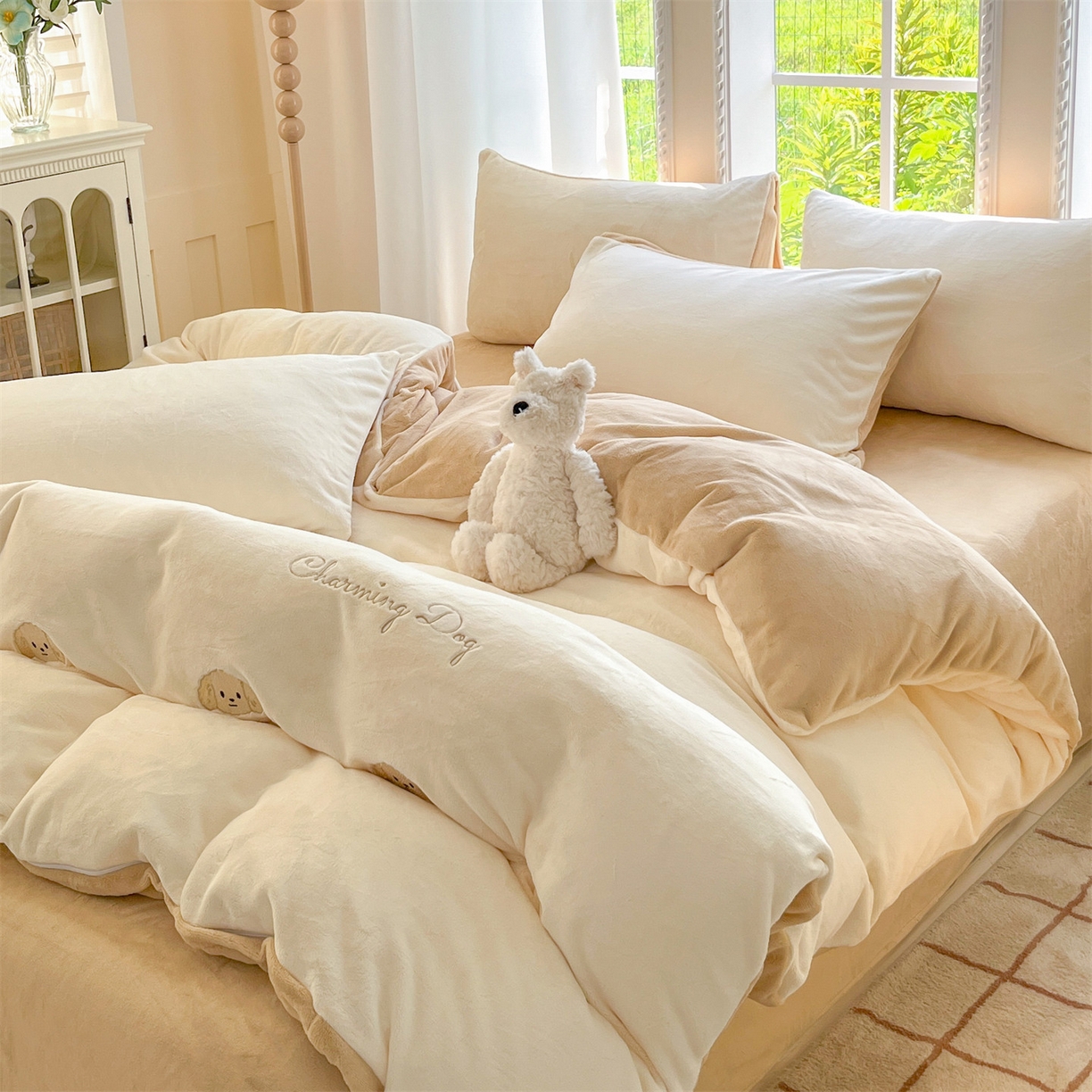 91家纺网 家纺一手货源 找家纺 云棉坊 2025新款高克重牛奶绒四件套-满绣系列 毛毛狗-奶白咖