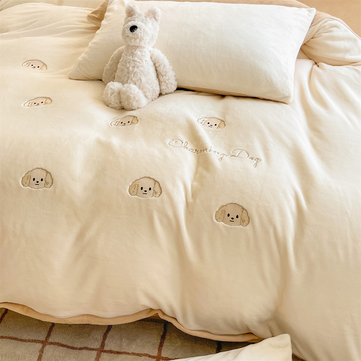 91家纺网 家纺一手货源 找家纺 云棉坊 2025新款高克重牛奶绒四件套-满绣系列 毛毛狗-奶白咖