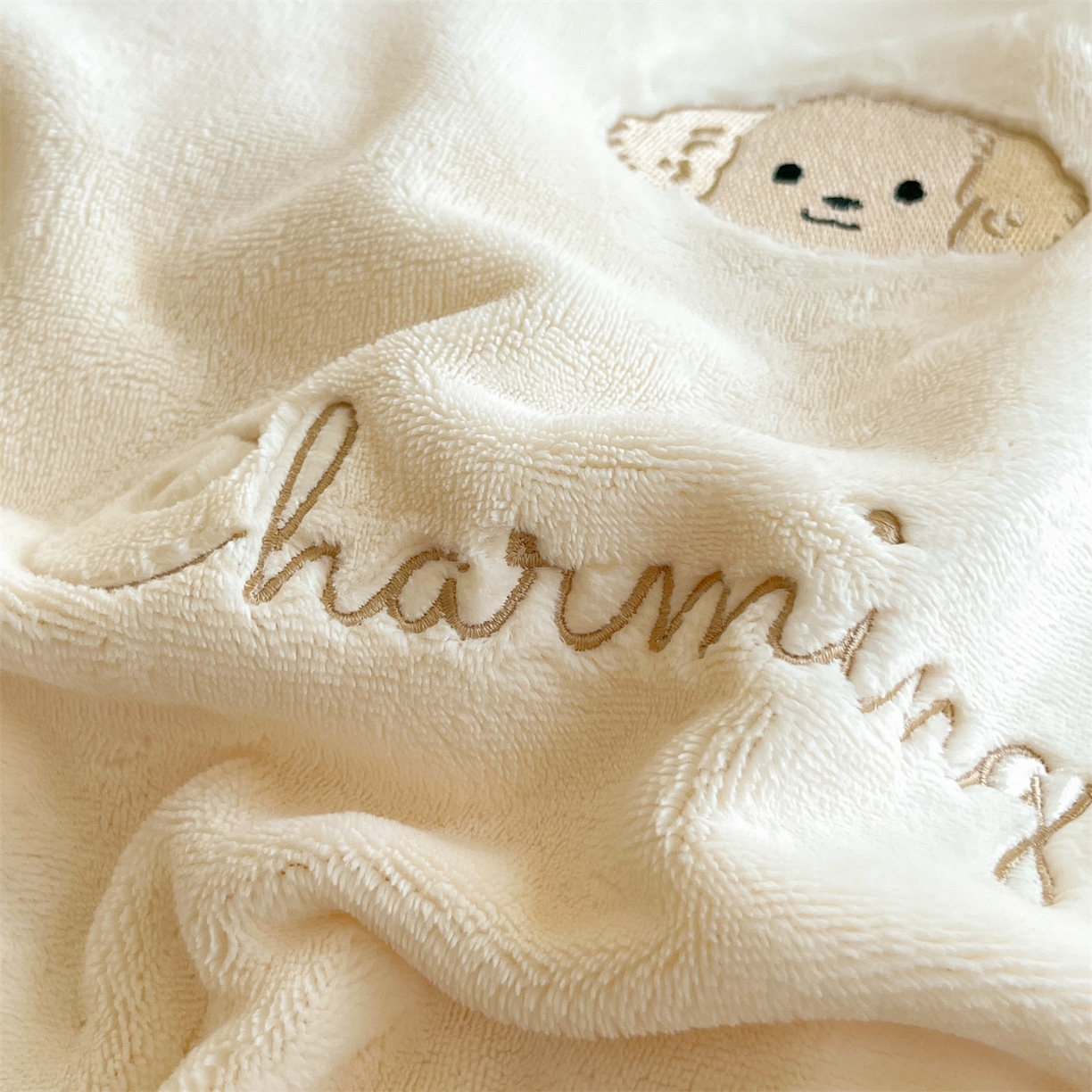 91家纺网 家纺一手货源 找家纺 云棉坊 2025新款高克重牛奶绒四件套-满绣系列 毛毛狗-奶白咖