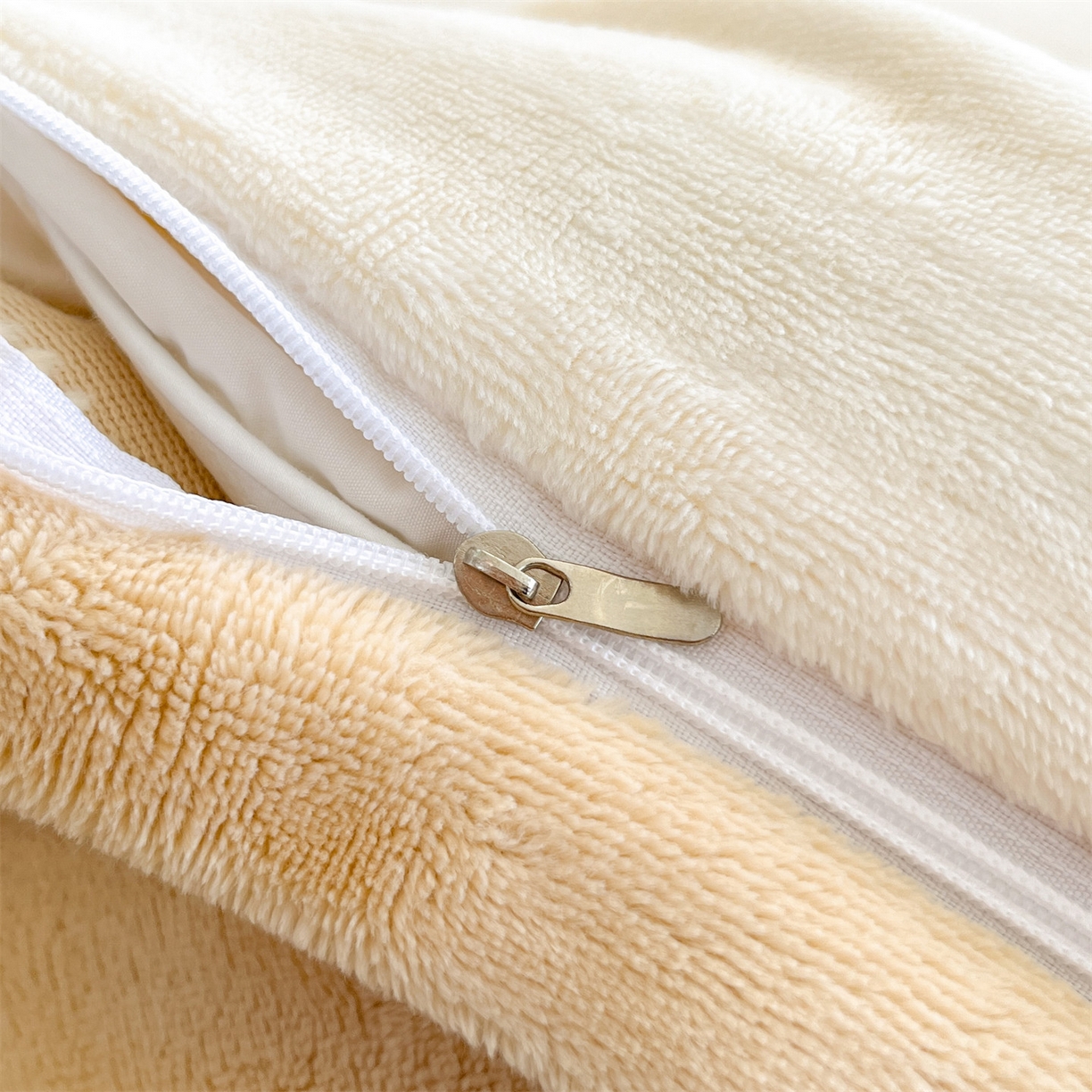 91家纺网 家纺一手货源 找家纺 云棉坊 2025新款高克重牛奶绒四件套-满绣系列 毛毛狗-奶白咖