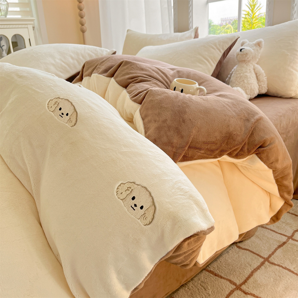 91家纺网 家纺一手货源 找家纺 云棉坊 2025新款高克重牛奶绒四件套-满绣系列 毛毛狗-奶白棕