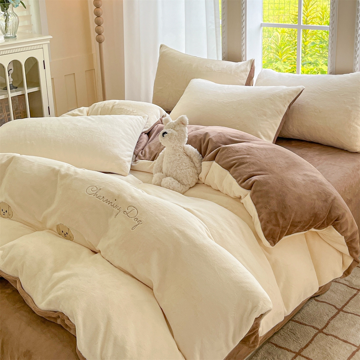 91家纺网 家纺一手货源 找家纺 云棉坊 2025新款高克重牛奶绒四件套-满绣系列 毛毛狗-奶白棕