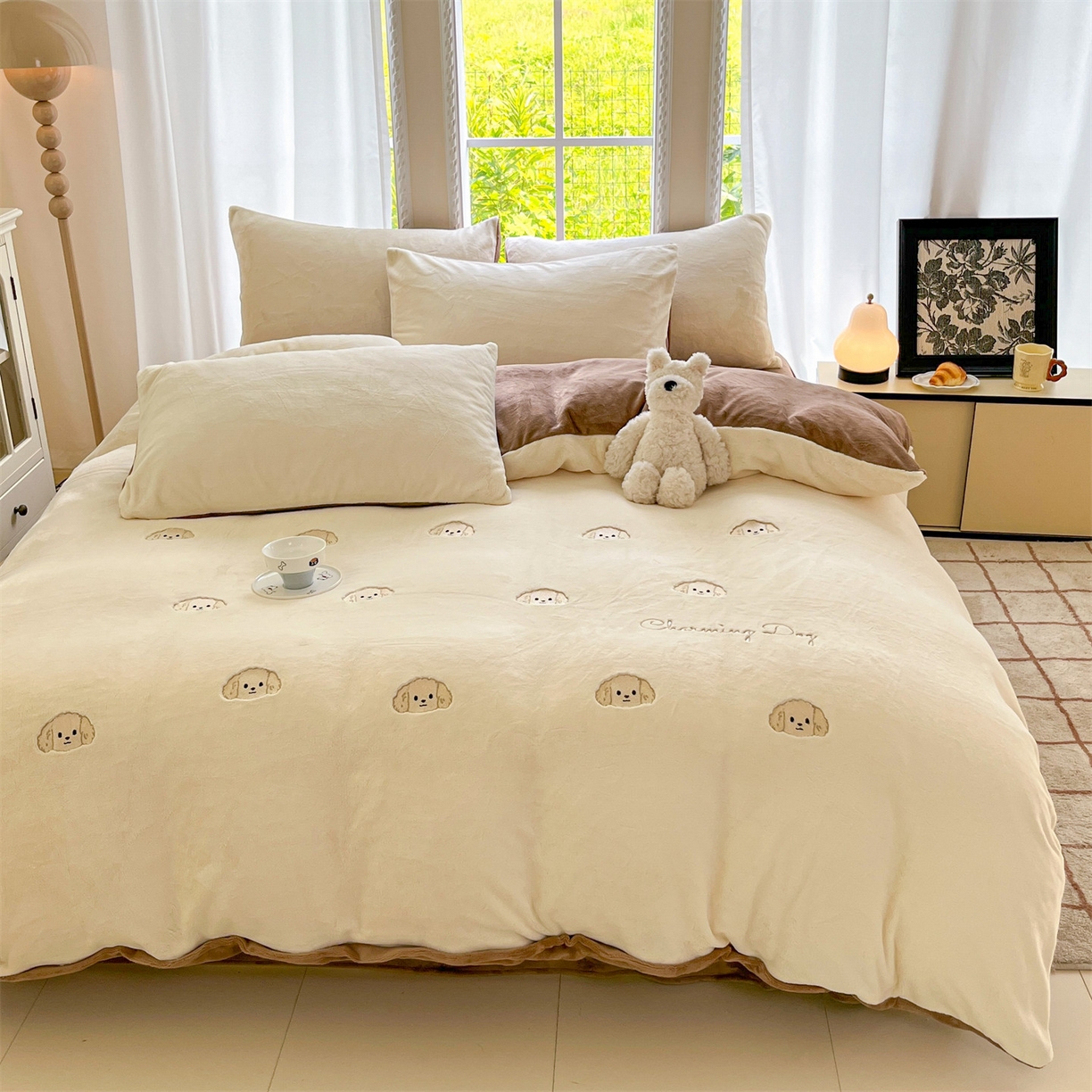 91家纺网 家纺一手货源 找家纺 云棉坊 2025新款高克重牛奶绒四件套-满绣系列 毛毛狗-奶白棕