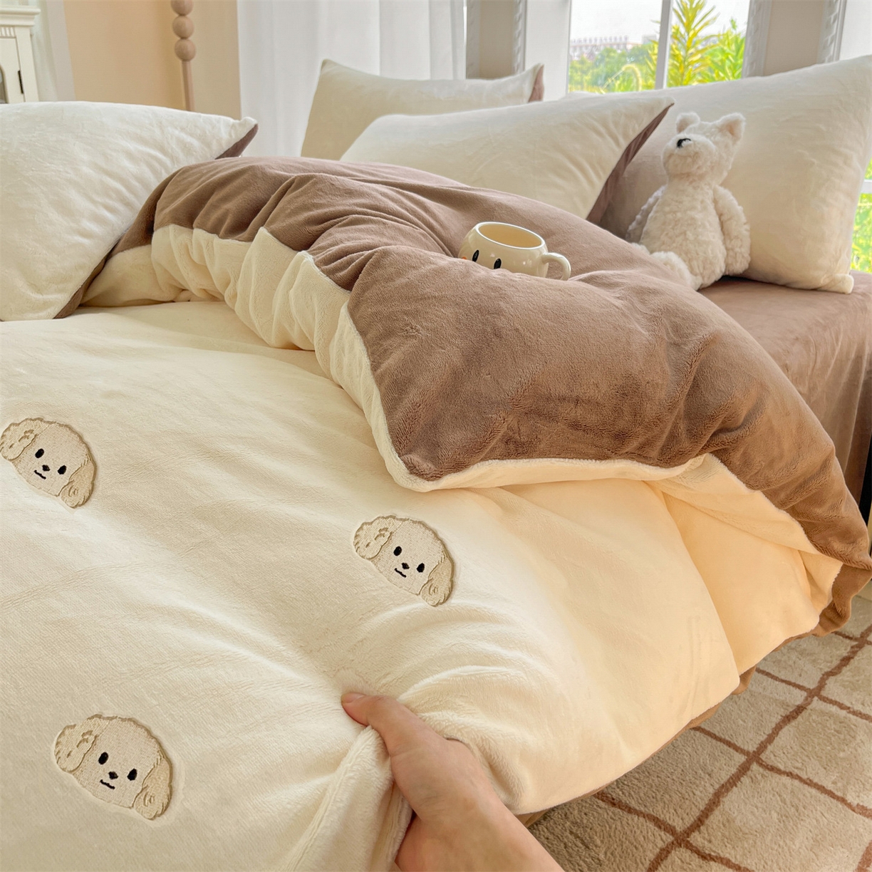 91家纺网 家纺一手货源 找家纺 云棉坊 2025新款高克重牛奶绒四件套-满绣系列 毛毛狗-奶白棕