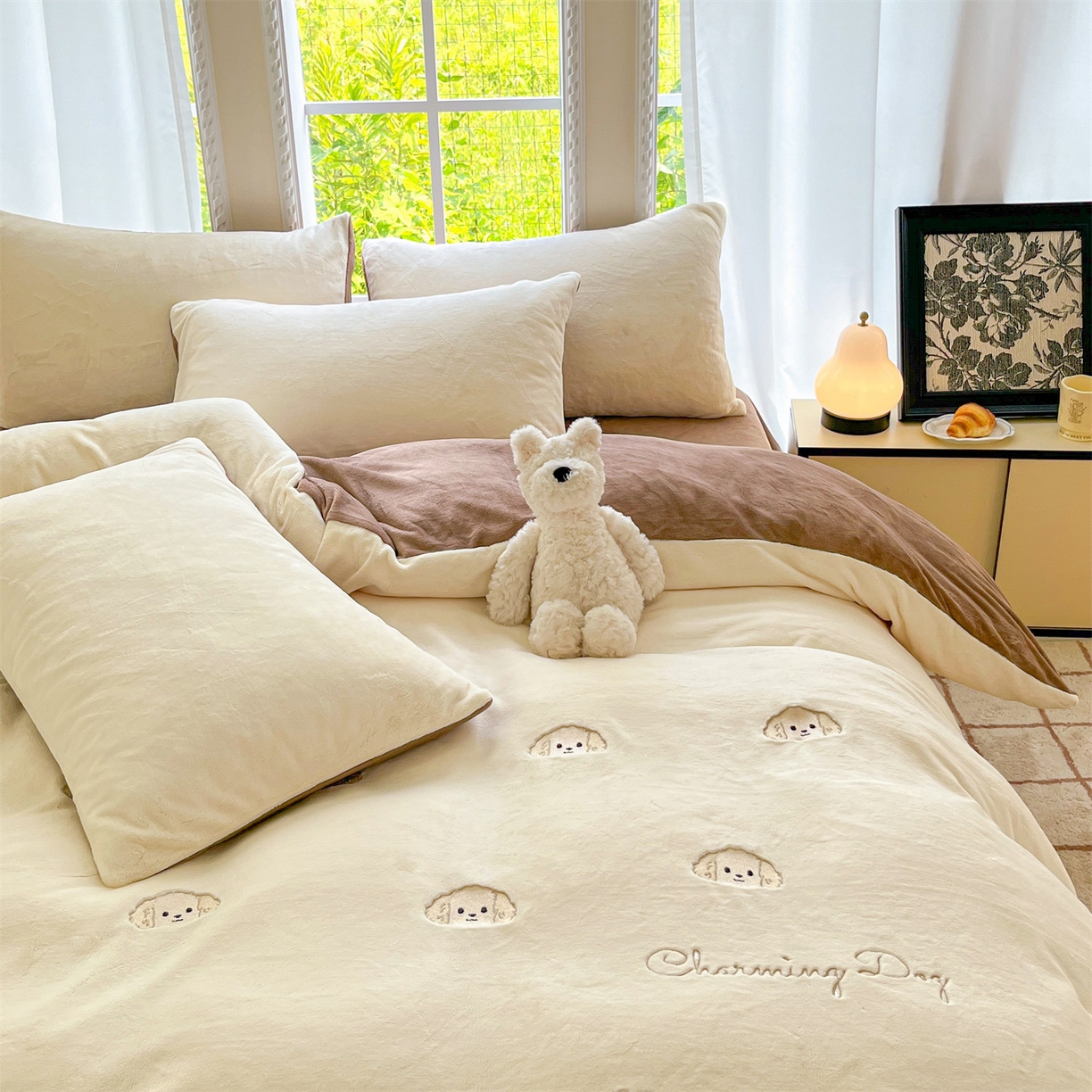 91家纺网 家纺一手货源 找家纺 云棉坊 2025新款高克重牛奶绒四件套-满绣系列 毛毛狗-奶白棕