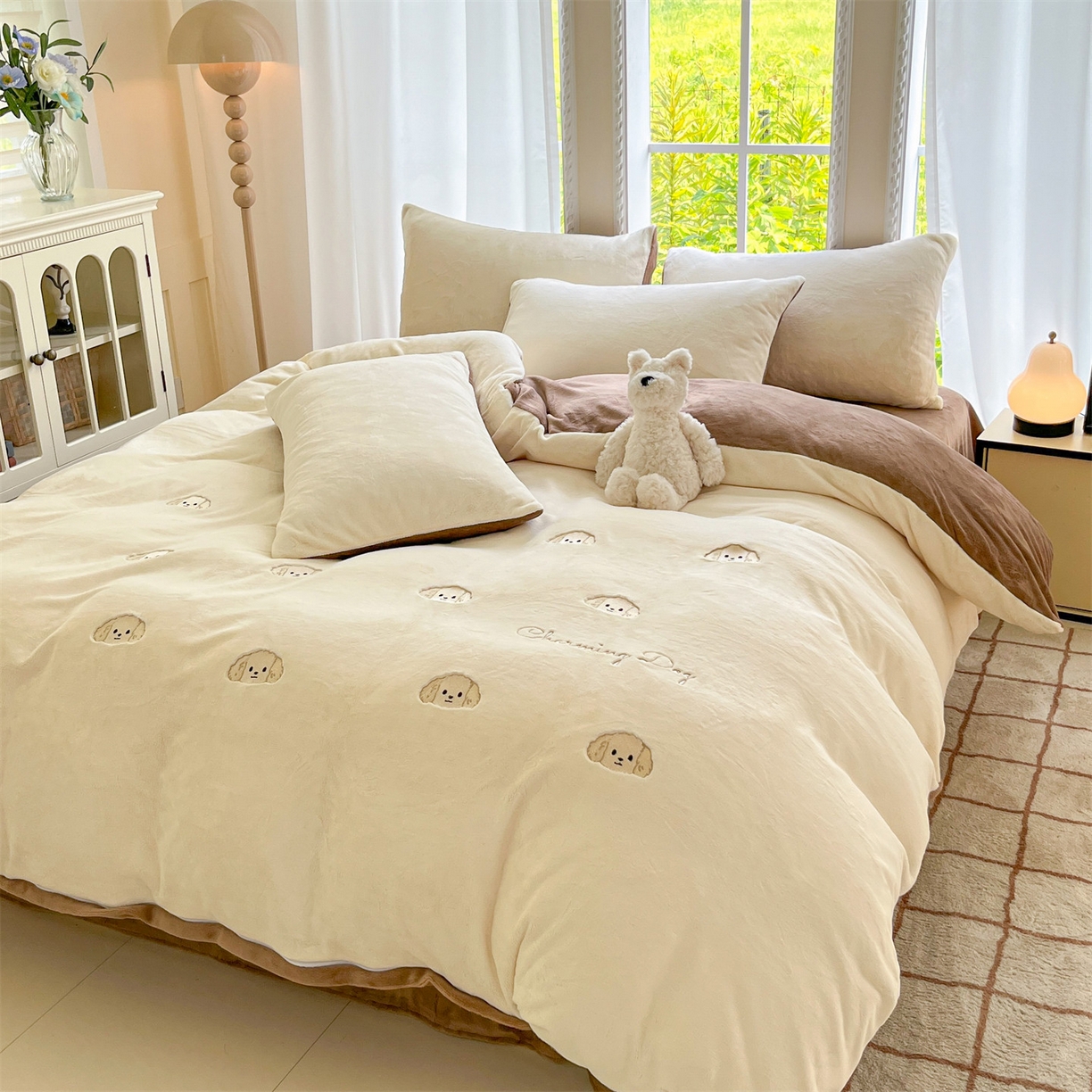 91家纺网 家纺一手货源 找家纺 云棉坊 2025新款高克重牛奶绒四件套-满绣系列 毛毛狗-奶白棕