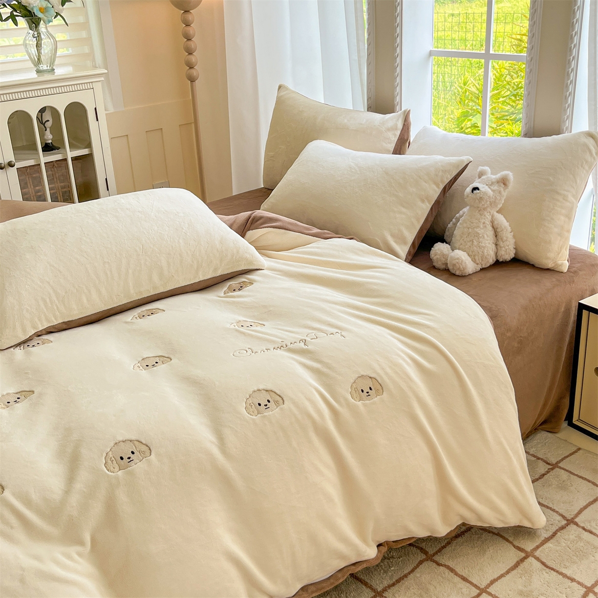 91家纺网 家纺一手货源 找家纺 云棉坊 2025新款高克重牛奶绒四件套-满绣系列 毛毛狗-奶白棕