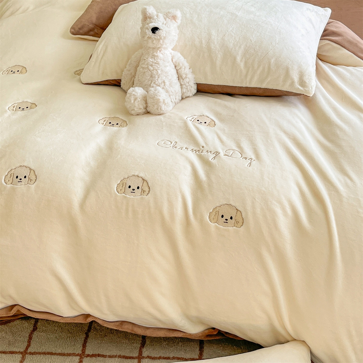 91家纺网 家纺一手货源 找家纺 云棉坊 2025新款高克重牛奶绒四件套-满绣系列 毛毛狗-奶白棕