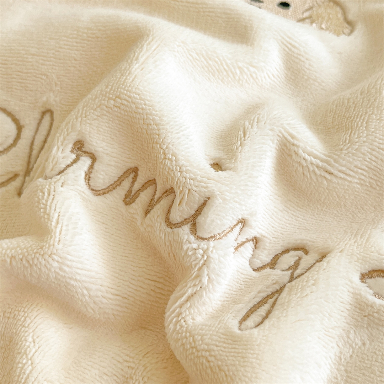 91家纺网 家纺一手货源 找家纺 云棉坊 2025新款高克重牛奶绒四件套-满绣系列 毛毛狗-奶白棕