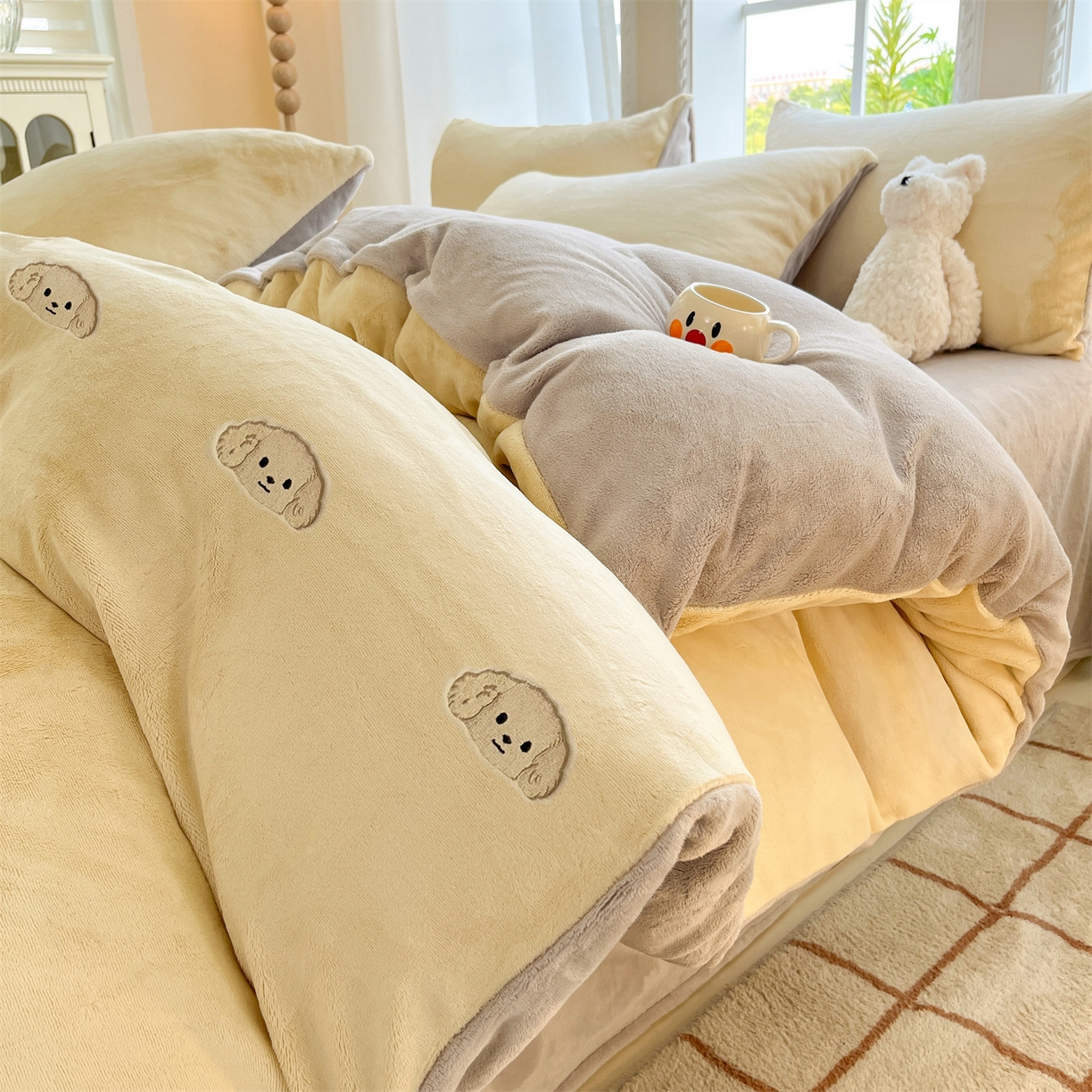 云棉坊 2025新款高克重牛奶绒四件套-满绣系列 毛毛狗-奶黄灰