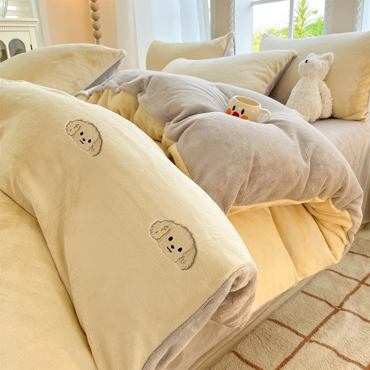 91家纺网 家纺一手货源 找家纺 云棉坊 2025新款高克重牛奶绒四件套-满绣系列 毛毛狗-奶黄灰