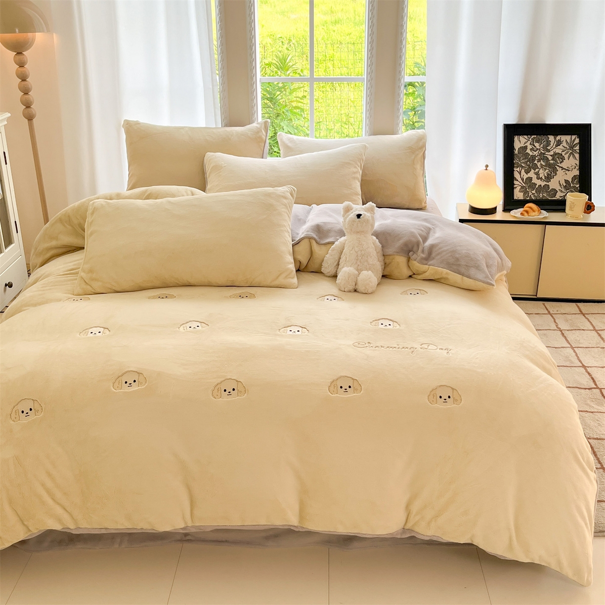 91家纺网 家纺一手货源 找家纺 云棉坊 2025新款高克重牛奶绒四件套-满绣系列 毛毛狗-奶黄灰