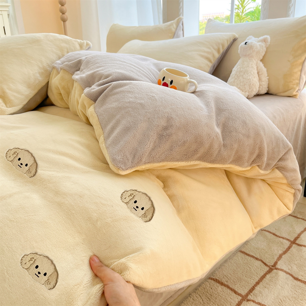 91家纺网 家纺一手货源 找家纺 云棉坊 2025新款高克重牛奶绒四件套-满绣系列 毛毛狗-奶黄灰