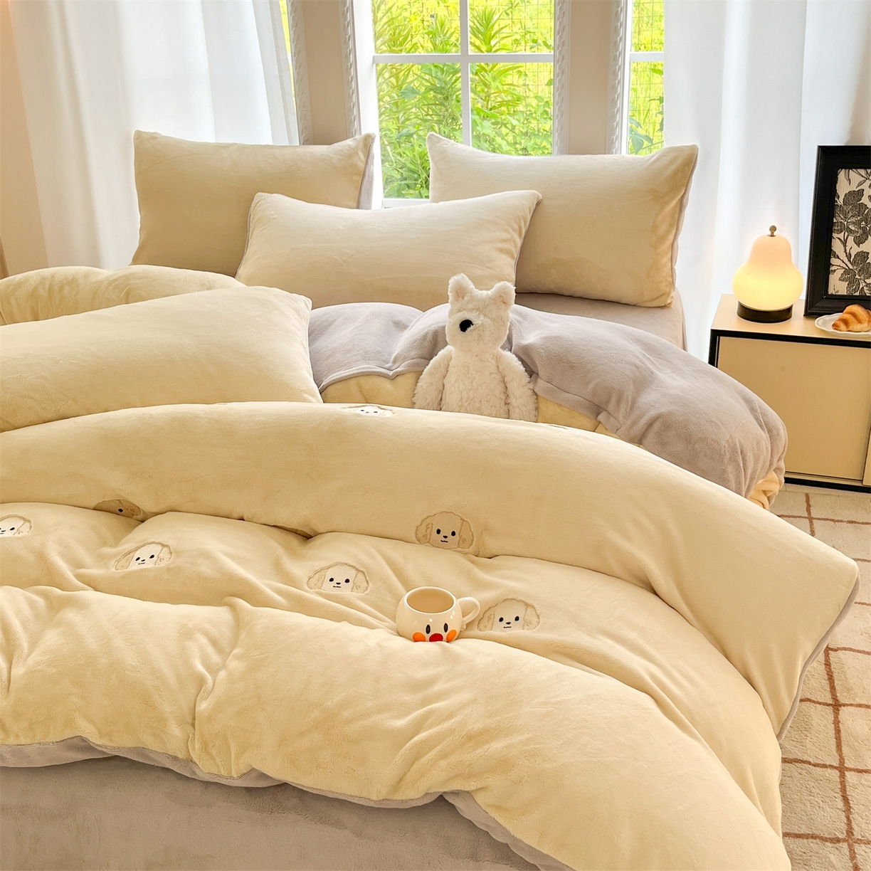 91家纺网 家纺一手货源 找家纺 云棉坊 2025新款高克重牛奶绒四件套-满绣系列 毛毛狗-奶黄灰