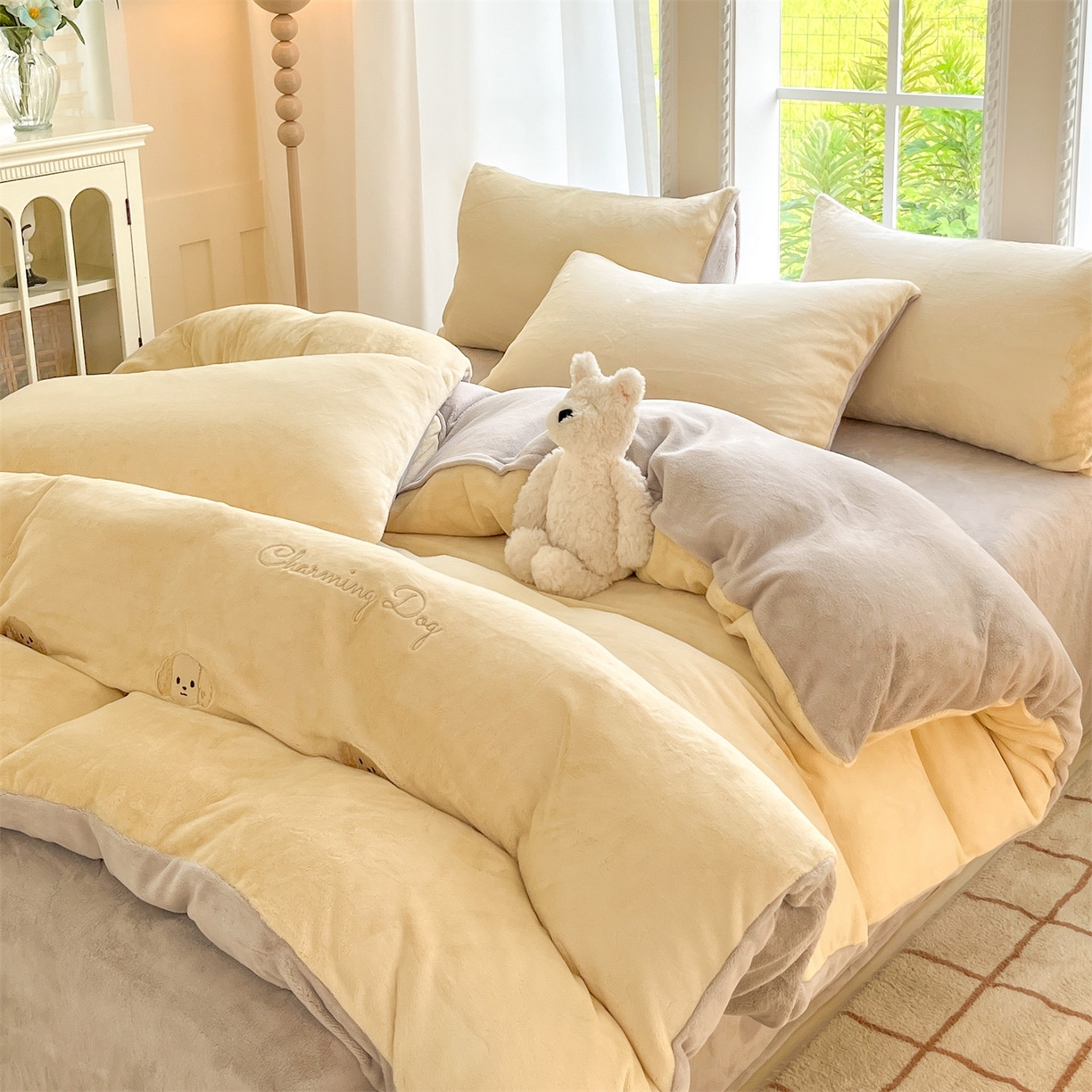 91家纺网 家纺一手货源 找家纺 云棉坊 2025新款高克重牛奶绒四件套-满绣系列 毛毛狗-奶黄灰