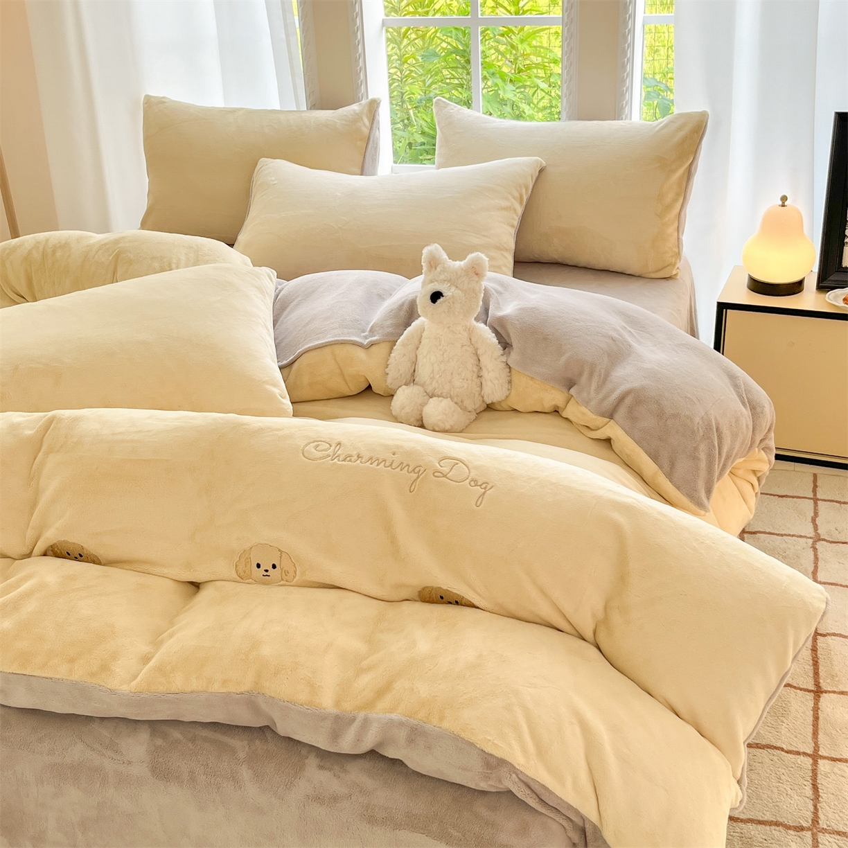 91家纺网 家纺一手货源 找家纺 云棉坊 2025新款高克重牛奶绒四件套-满绣系列 毛毛狗-奶黄灰
