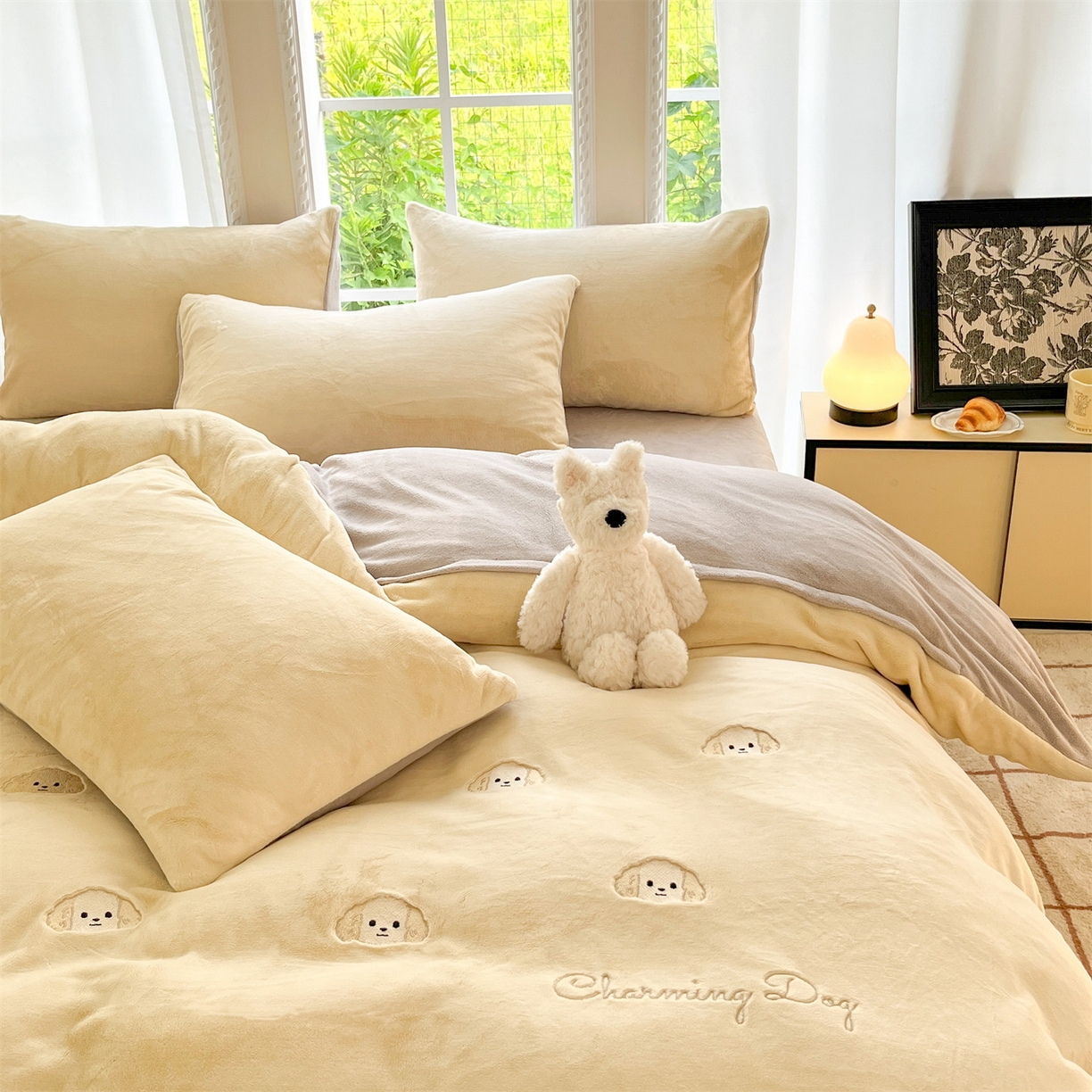 91家纺网 家纺一手货源 找家纺 云棉坊 2025新款高克重牛奶绒四件套-满绣系列 毛毛狗-奶黄灰