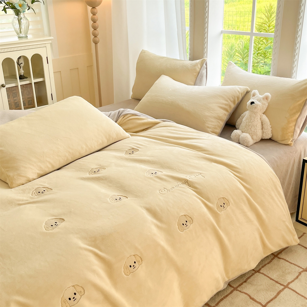 91家纺网 家纺一手货源 找家纺 云棉坊 2025新款高克重牛奶绒四件套-满绣系列 毛毛狗-奶黄灰