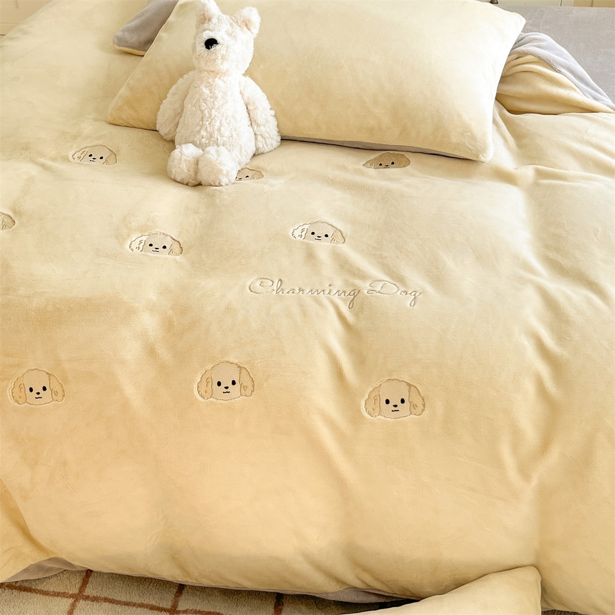 91家纺网 家纺一手货源 找家纺 云棉坊 2025新款高克重牛奶绒四件套-满绣系列 毛毛狗-奶黄灰