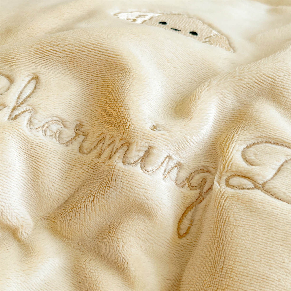 91家纺网 家纺一手货源 找家纺 云棉坊 2025新款高克重牛奶绒四件套-满绣系列 毛毛狗-奶黄灰