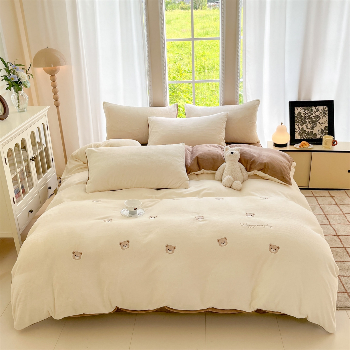 91家纺网 家纺一手货源 找家纺 云棉坊 2025新款高克重牛奶绒四件套-满绣系列 小熊-奶白棕