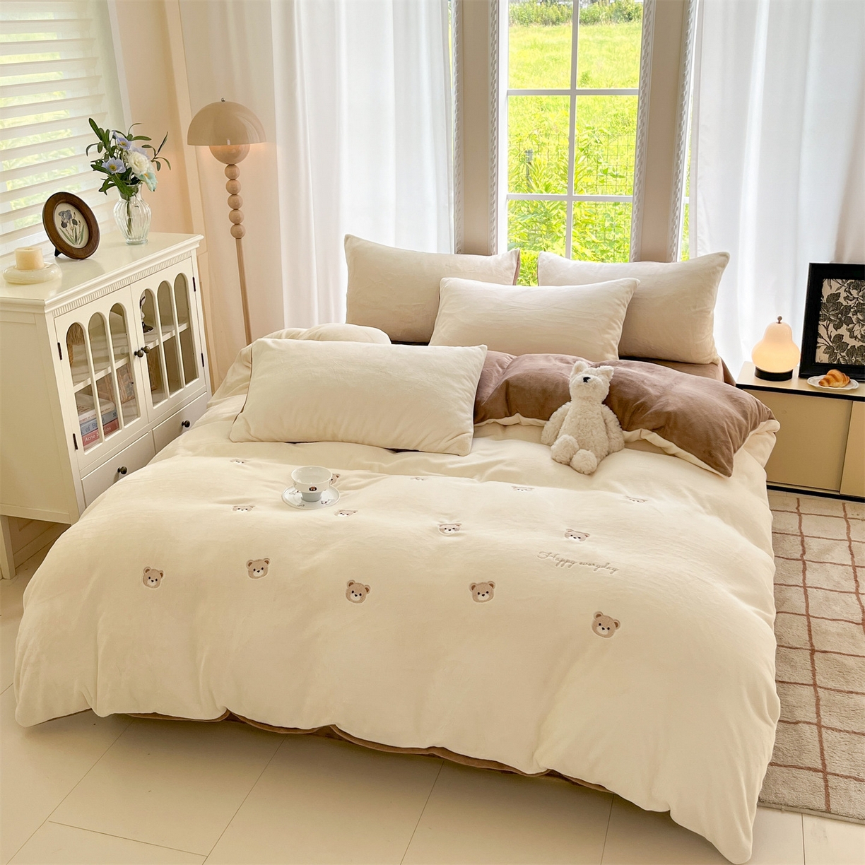 91家纺网 家纺一手货源 找家纺 云棉坊 2025新款高克重牛奶绒四件套-满绣系列 小熊-奶白棕