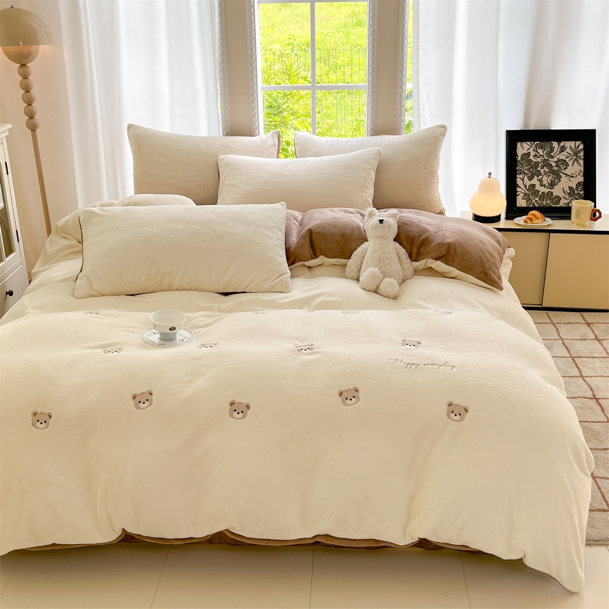 91家纺网 家纺一手货源 找家纺 云棉坊 2025新款高克重牛奶绒四件套-满绣系列 小熊-奶白棕