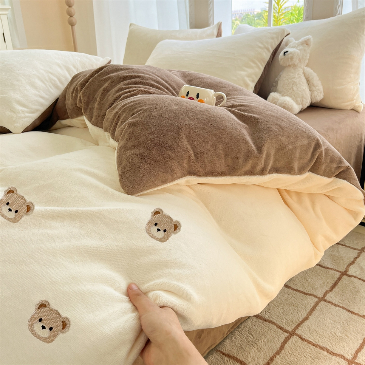 91家纺网 家纺一手货源 找家纺 云棉坊 2025新款高克重牛奶绒四件套-满绣系列 小熊-奶白棕
