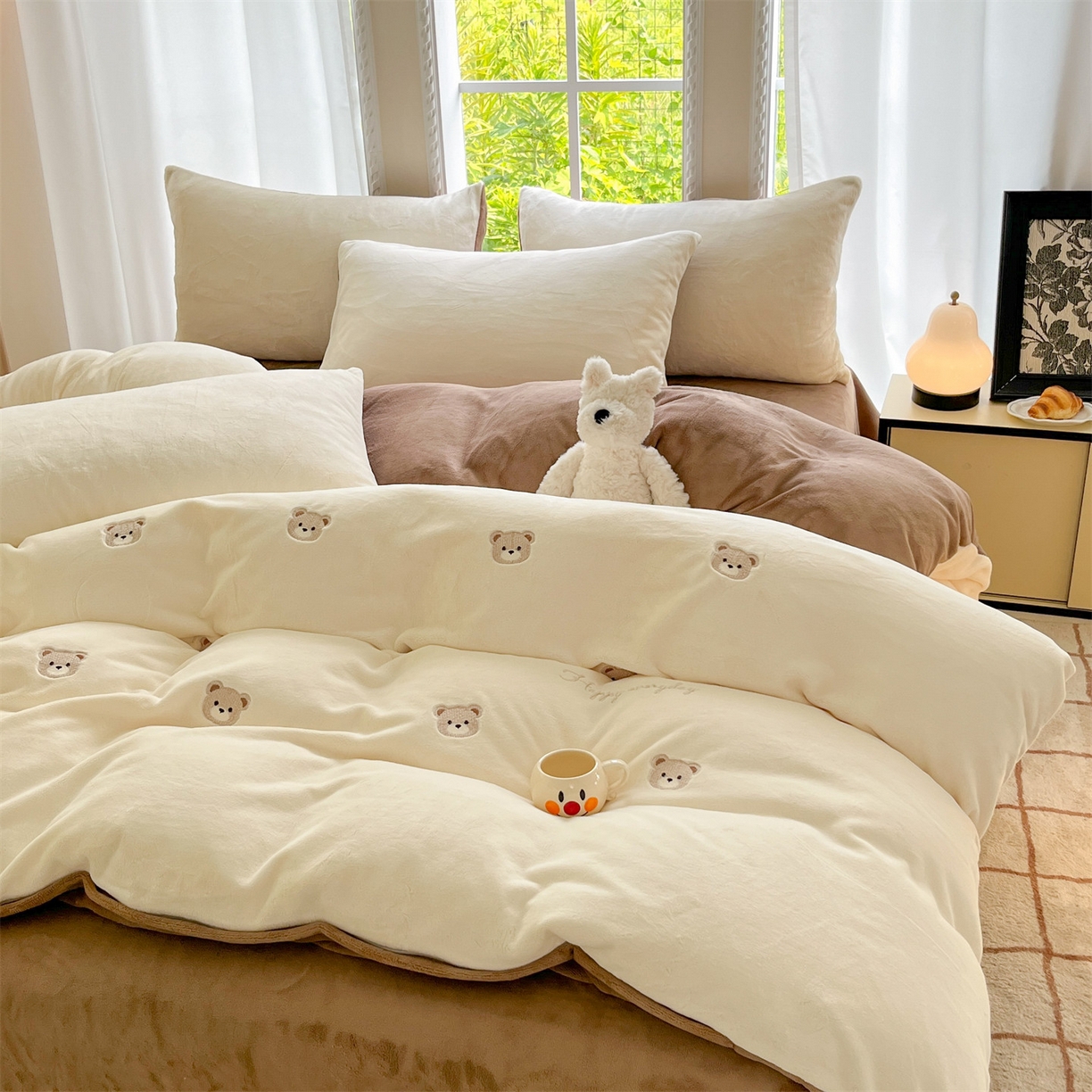 91家纺网 家纺一手货源 找家纺 云棉坊 2025新款高克重牛奶绒四件套-满绣系列 小熊-奶白棕