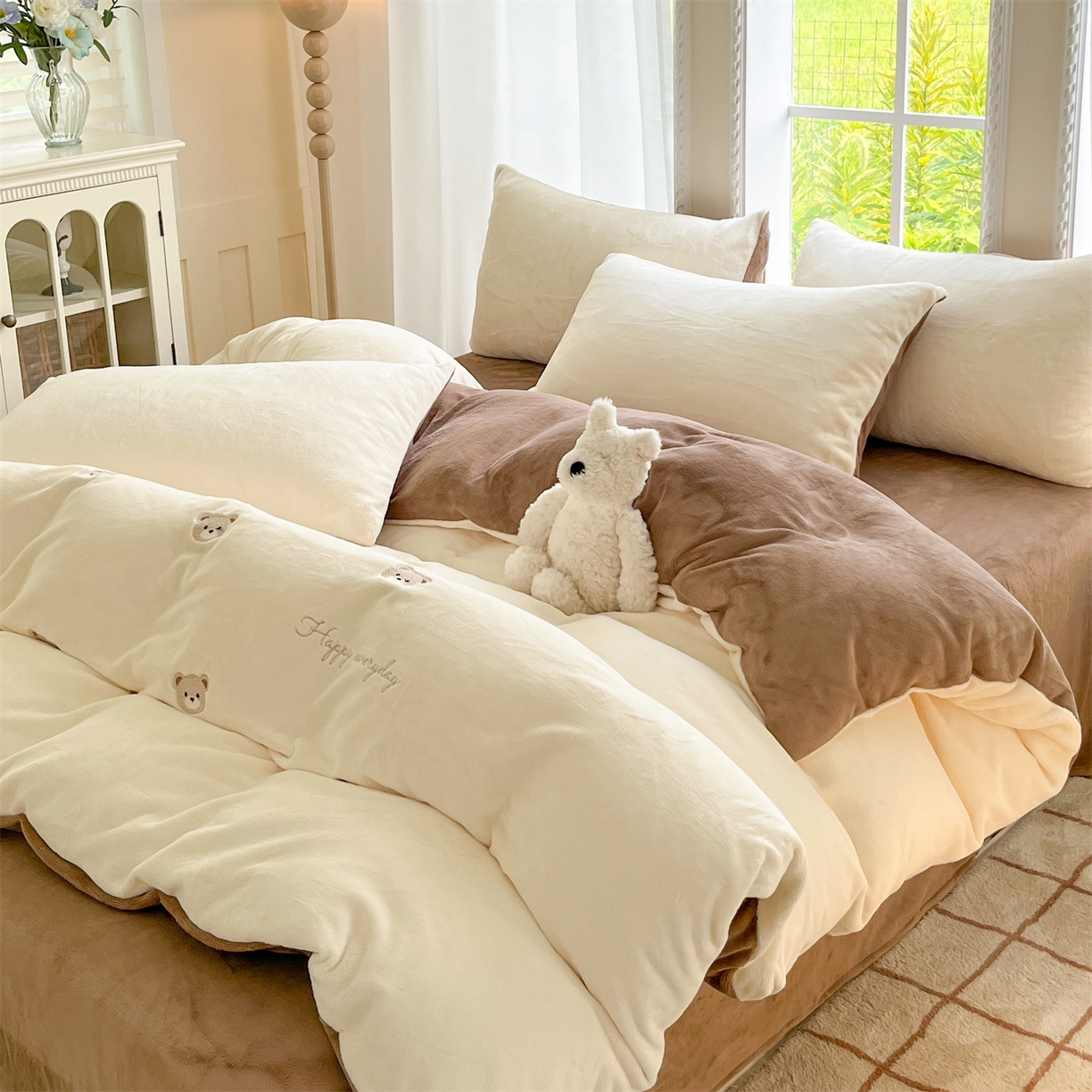 91家纺网 家纺一手货源 找家纺 云棉坊 2025新款高克重牛奶绒四件套-满绣系列 小熊-奶白棕