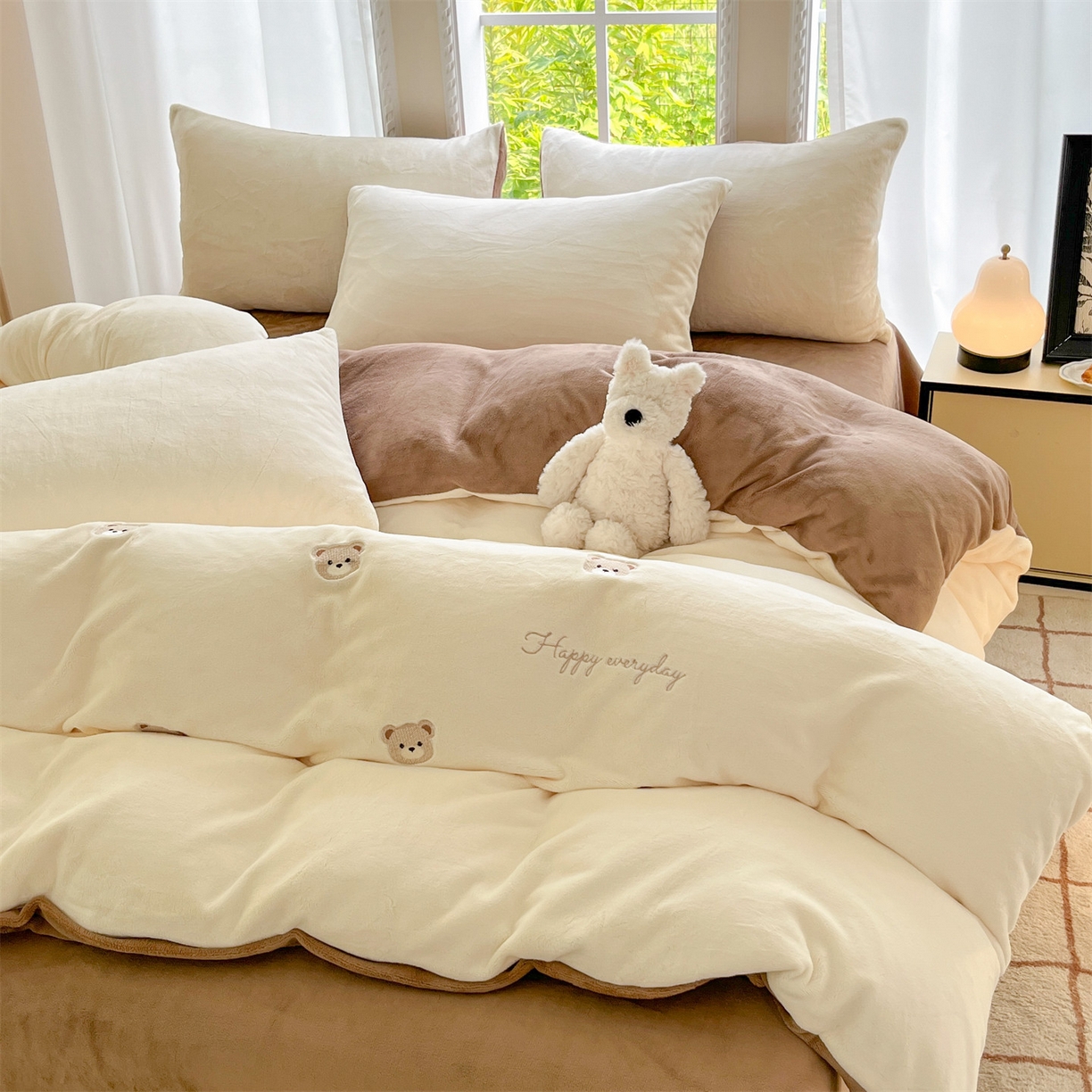 91家纺网 家纺一手货源 找家纺 云棉坊 2025新款高克重牛奶绒四件套-满绣系列 小熊-奶白棕