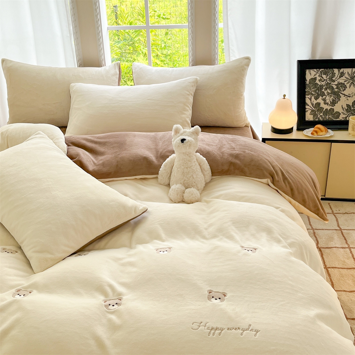 91家纺网 家纺一手货源 找家纺 云棉坊 2025新款高克重牛奶绒四件套-满绣系列 小熊-奶白棕
