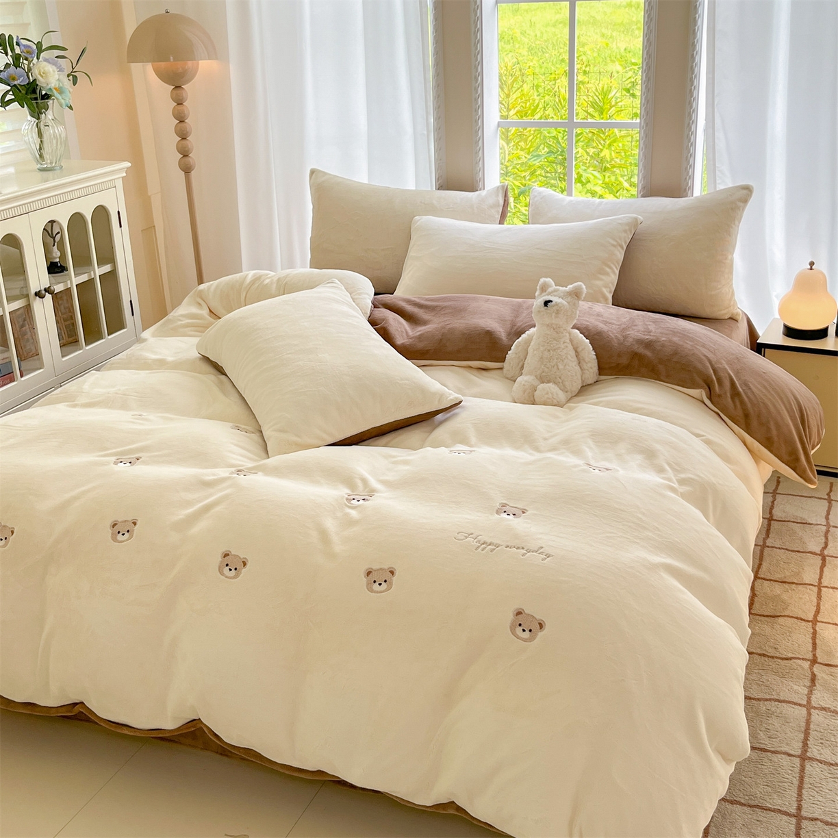 91家纺网 家纺一手货源 找家纺 云棉坊 2025新款高克重牛奶绒四件套-满绣系列 小熊-奶白棕