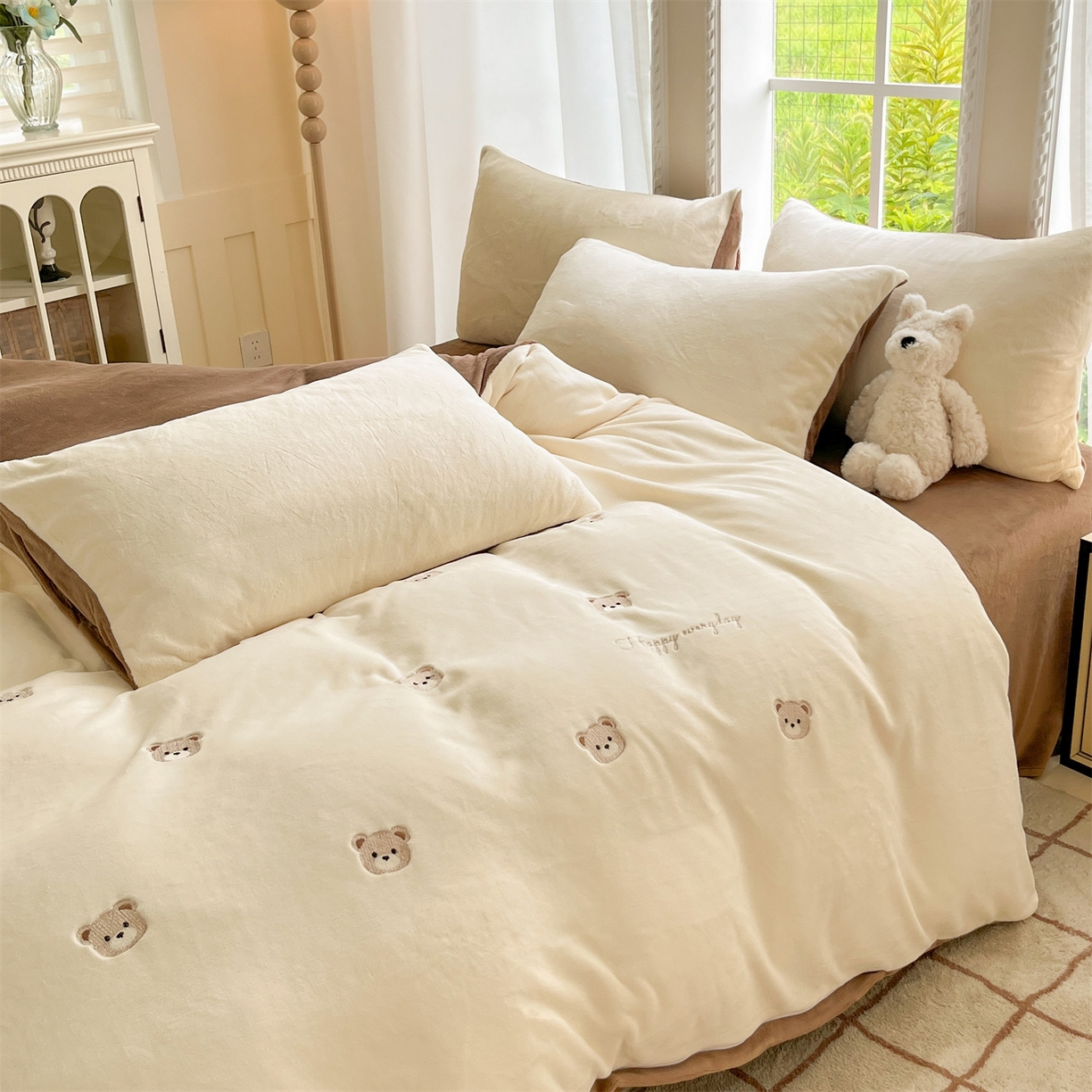 91家纺网 家纺一手货源 找家纺 云棉坊 2025新款高克重牛奶绒四件套-满绣系列 小熊-奶白棕