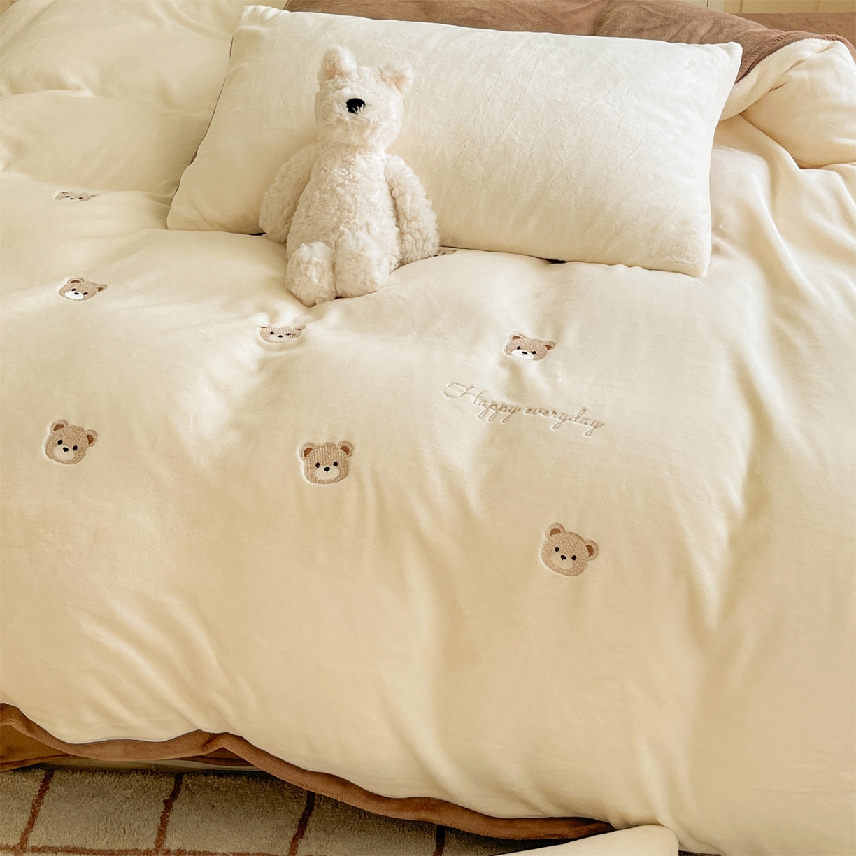 91家纺网 家纺一手货源 找家纺 云棉坊 2025新款高克重牛奶绒四件套-满绣系列 小熊-奶白棕