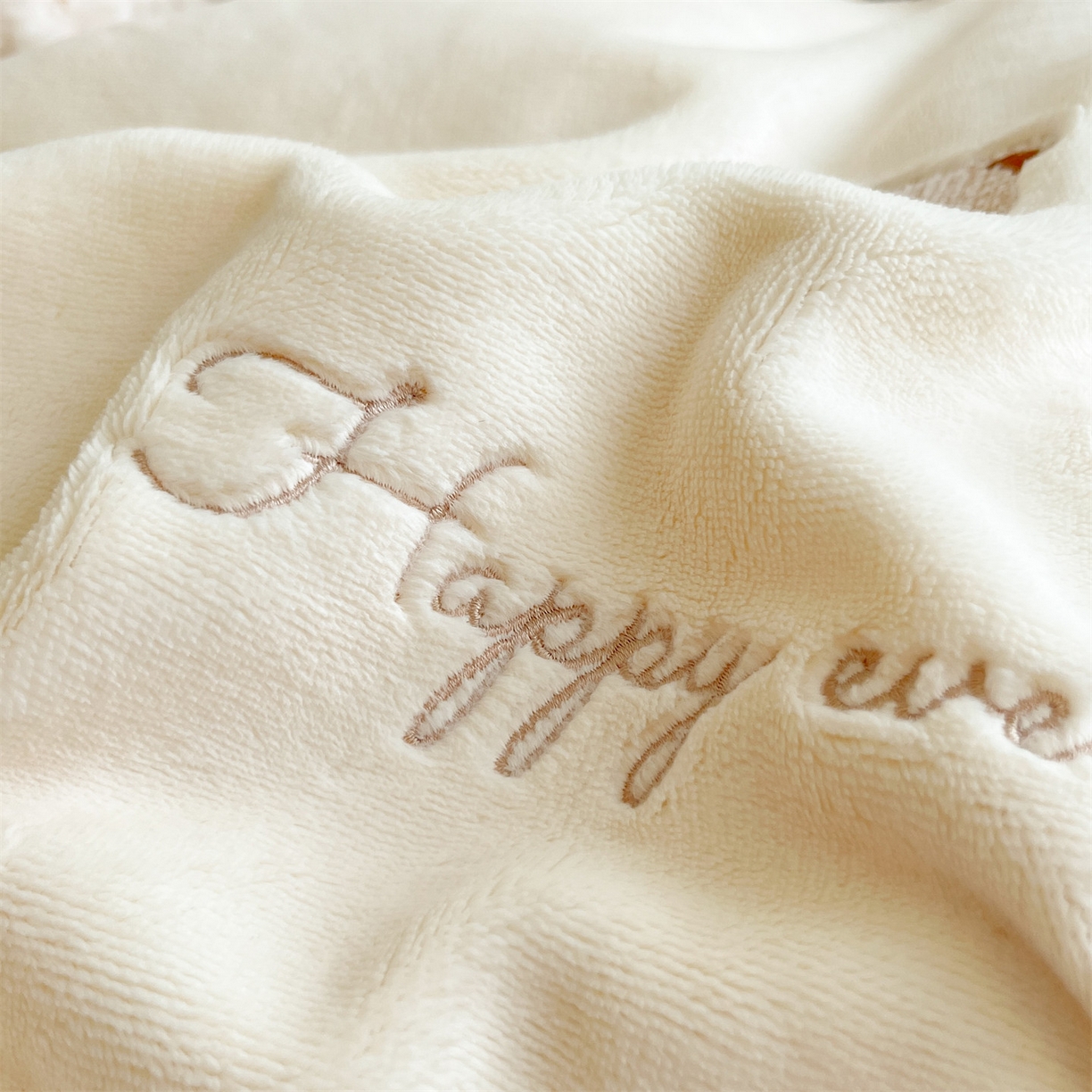 91家纺网 家纺一手货源 找家纺 云棉坊 2025新款高克重牛奶绒四件套-满绣系列 小熊-奶白棕