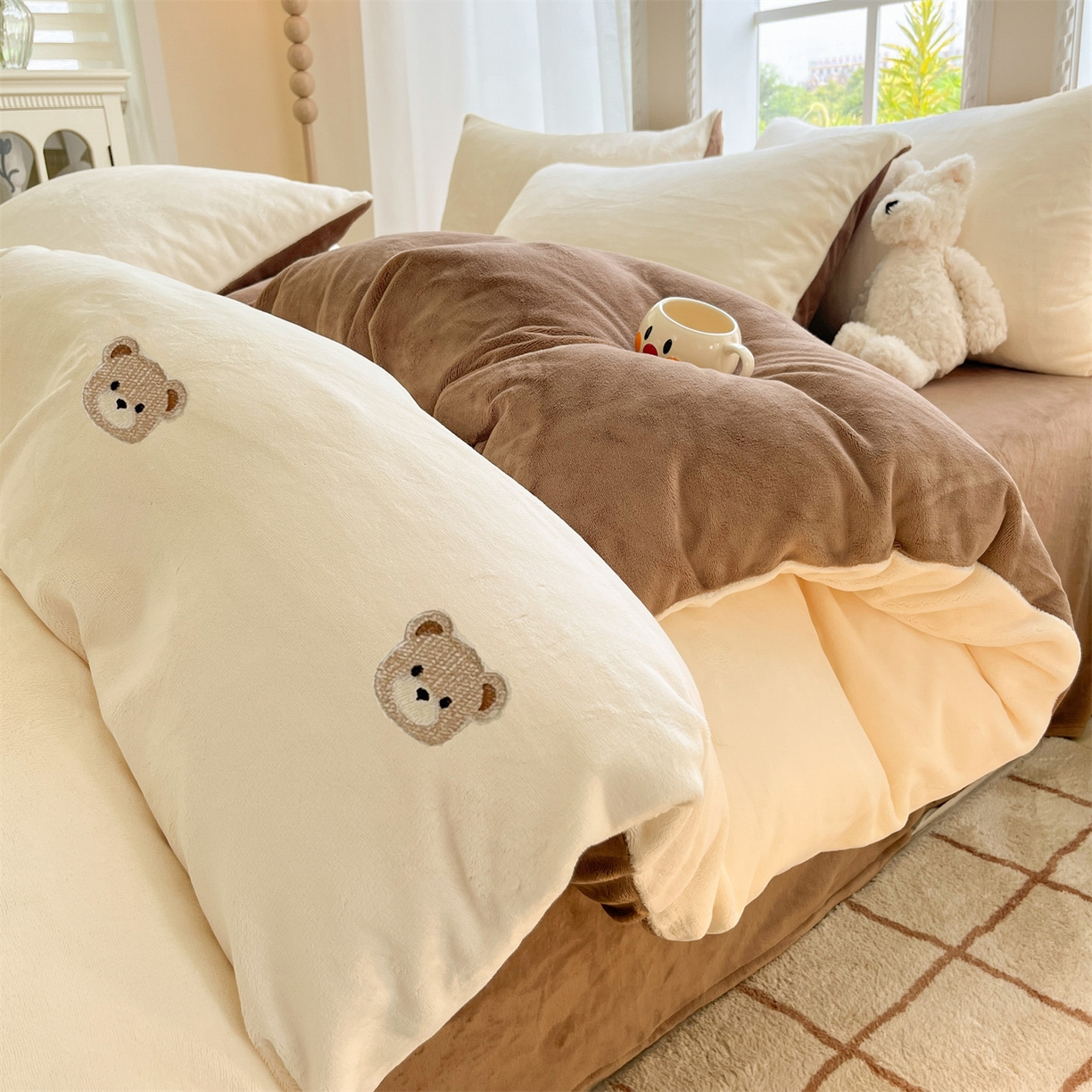 91家纺网 家纺一手货源 找家纺 云棉坊 2025新款高克重牛奶绒四件套-满绣系列 小熊-奶白棕